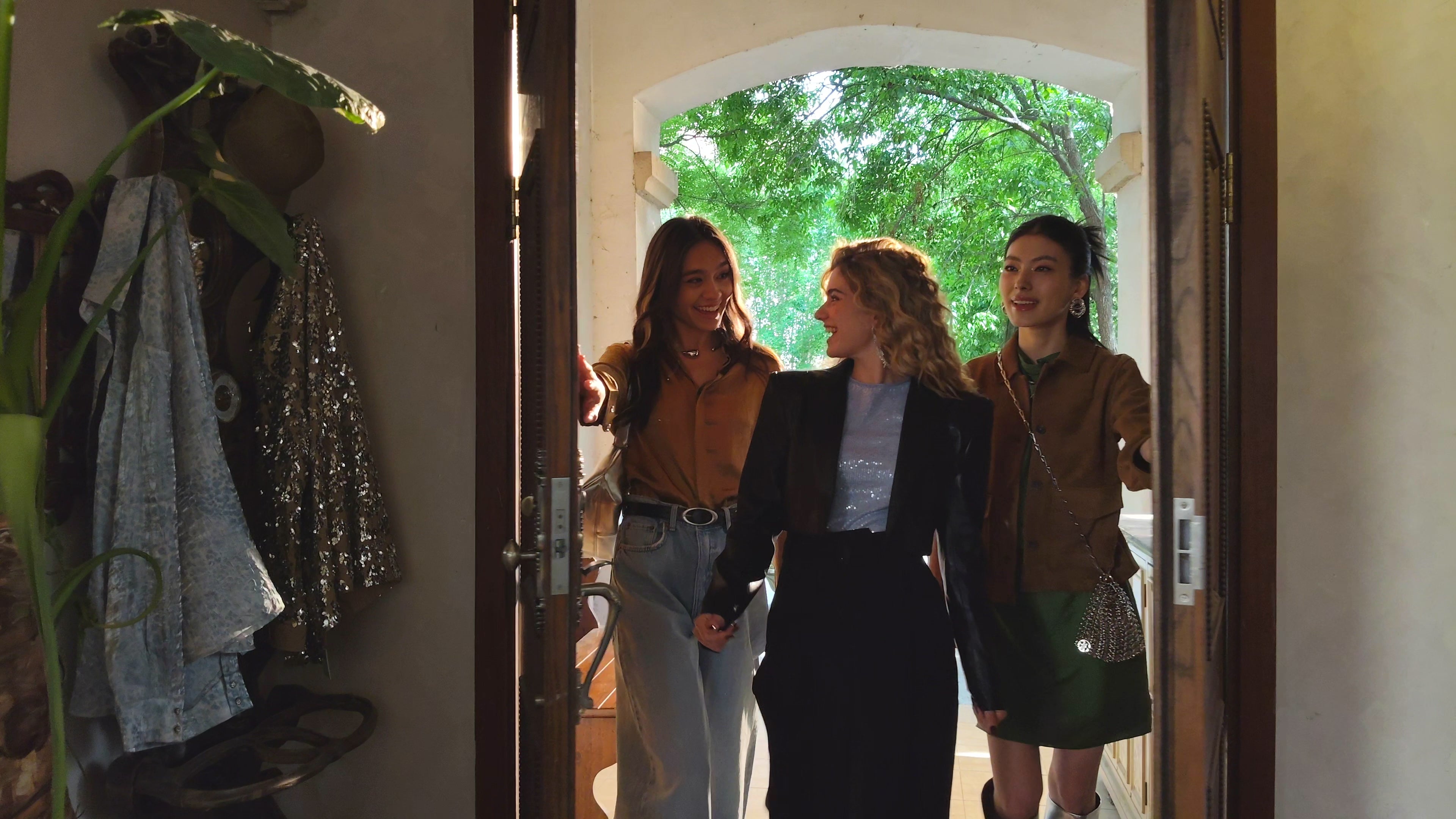 Load video: OPPO Reno14 F(S) 4K Ultra-Clear Video